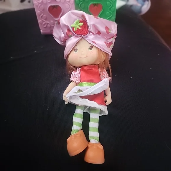 Strawberry Shortcake 5.5-inch Posable Fashion Doll in Playset - Picture 5 of 7